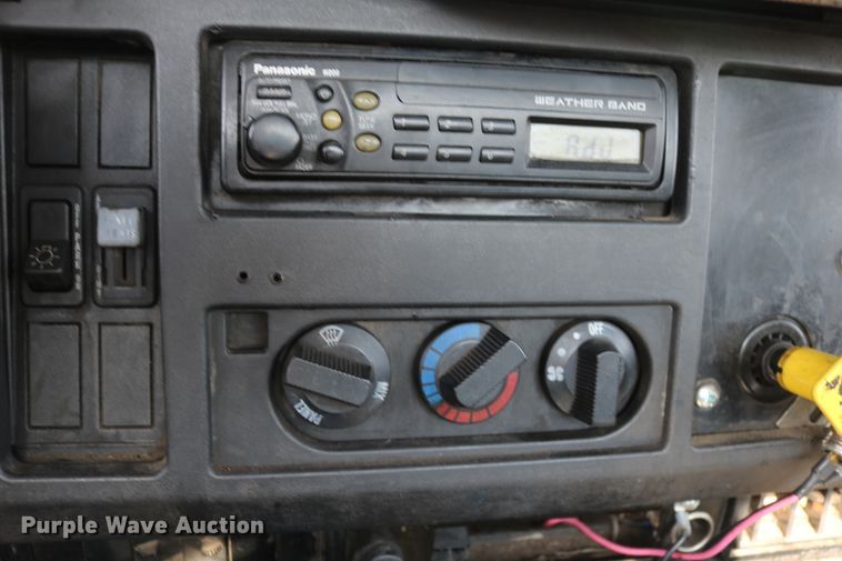 image for item DD6146 1996 International 4800  pothole patcher truck