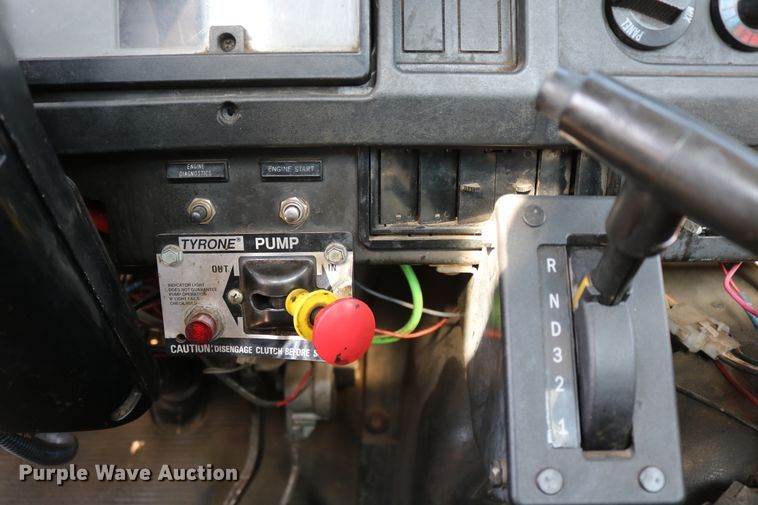 image for item DD6146 1996 International 4800  pothole patcher truck