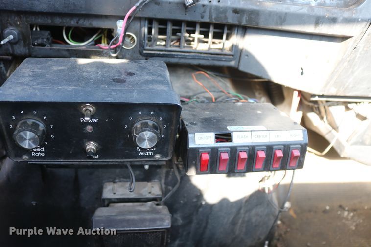 image for item DD6146 1996 International 4800  pothole patcher truck