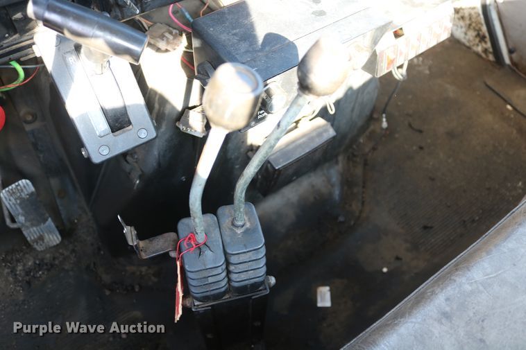 image for item DD6146 1996 International 4800  pothole patcher truck