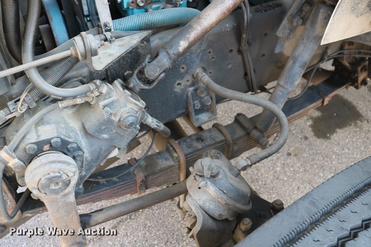 image for item DD6146 1996 International 4800  pothole patcher truck