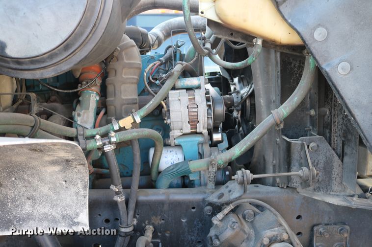 image for item DD6146 1996 International 4800  pothole patcher truck