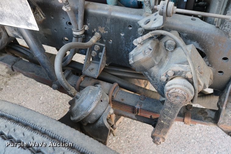 image for item DD6146 1996 International 4800  pothole patcher truck