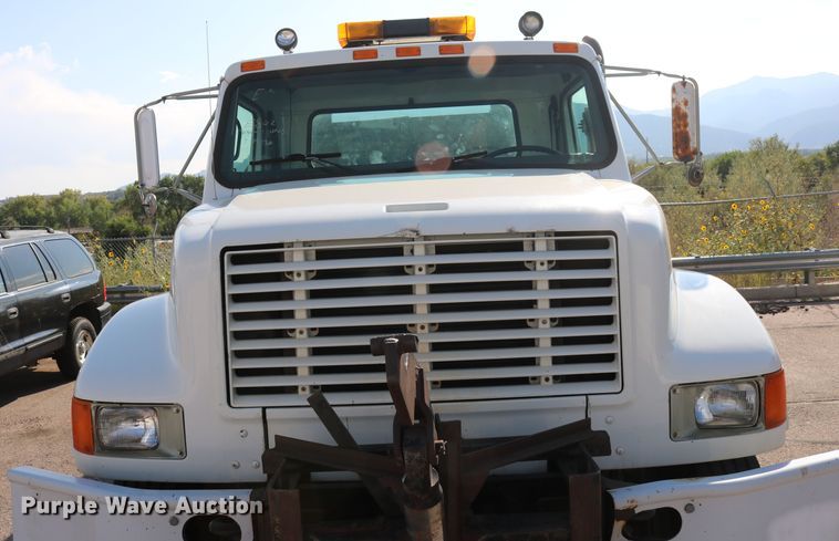 image for item DD6146 1996 International 4800  pothole patcher truck