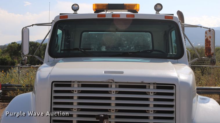 image for item DD6146 1996 International 4800  pothole patcher truck