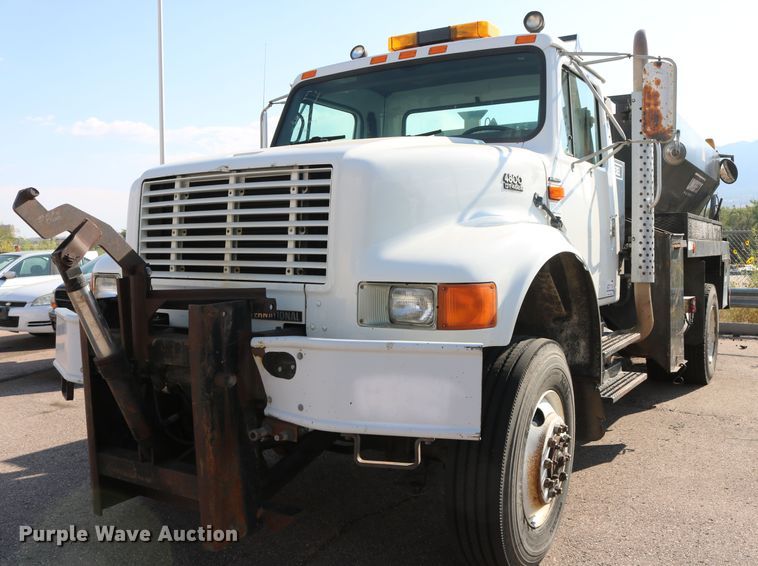 image for item DD6146 1996 International 4800  pothole patcher truck