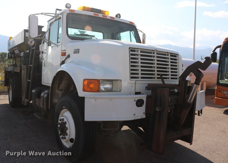 image for item DD6146 1996 International 4800  pothole patcher truck