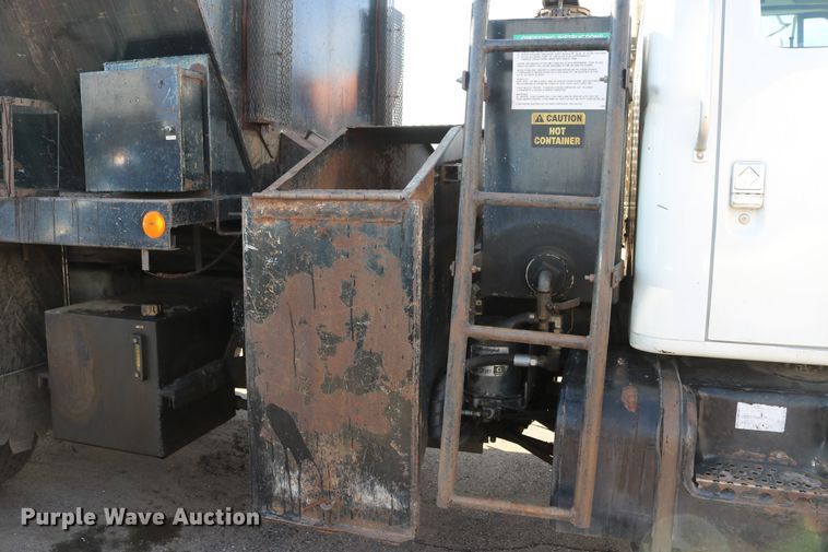 image for item DD6146 1996 International 4800  pothole patcher truck