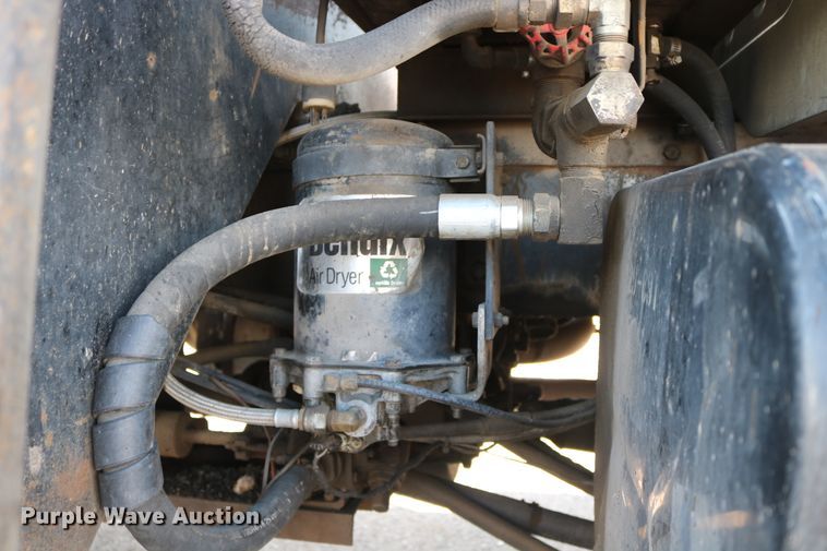 image for item DD6146 1996 International 4800  pothole patcher truck