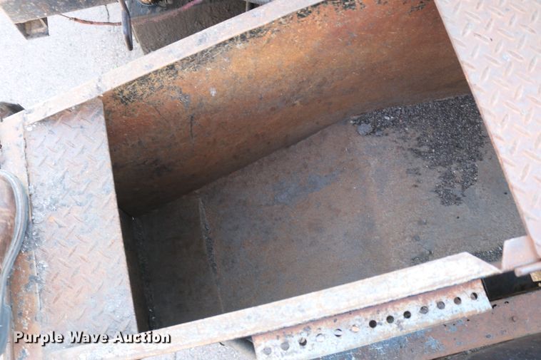 image for item DD6146 1996 International 4800  pothole patcher truck