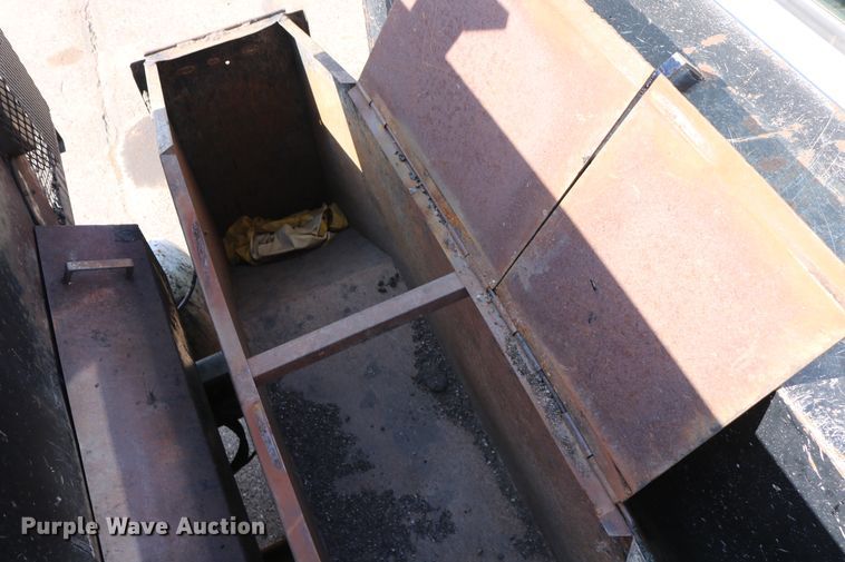 image for item DD6146 1996 International 4800  pothole patcher truck