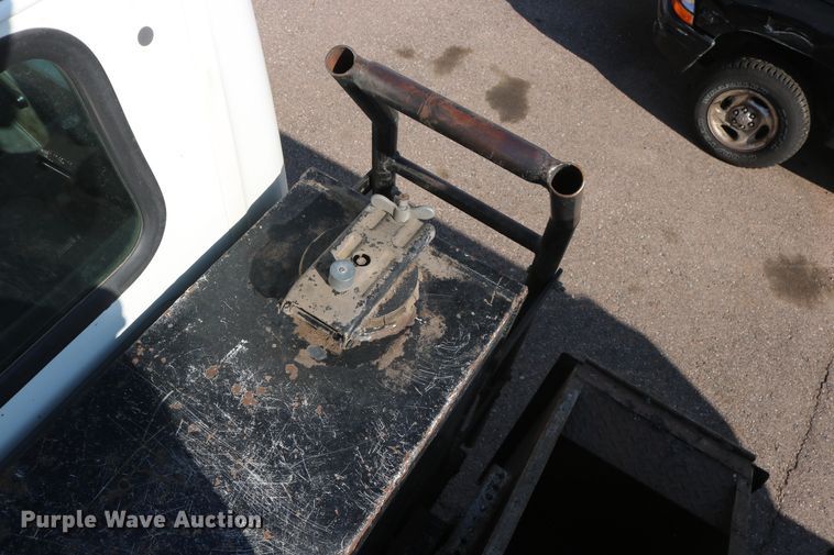 image for item DD6146 1996 International 4800  pothole patcher truck