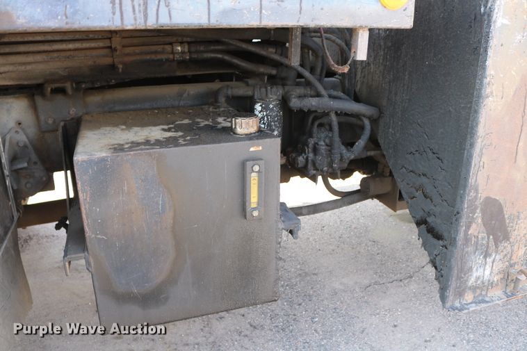 image for item DD6146 1996 International 4800  pothole patcher truck