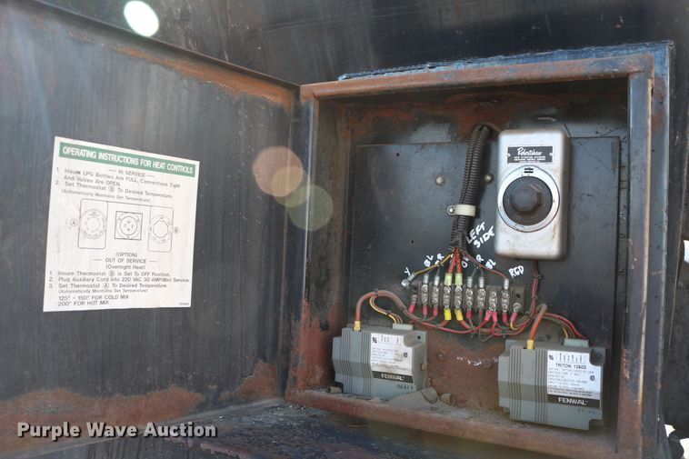 image for item DD6146 1996 International 4800  pothole patcher truck