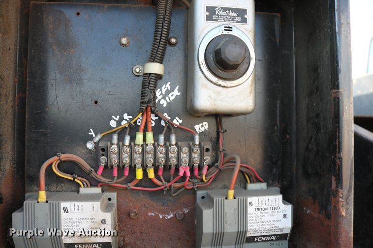 image for item DD6146 1996 International 4800  pothole patcher truck