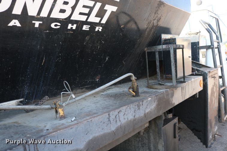 image for item DD6146 1996 International 4800  pothole patcher truck