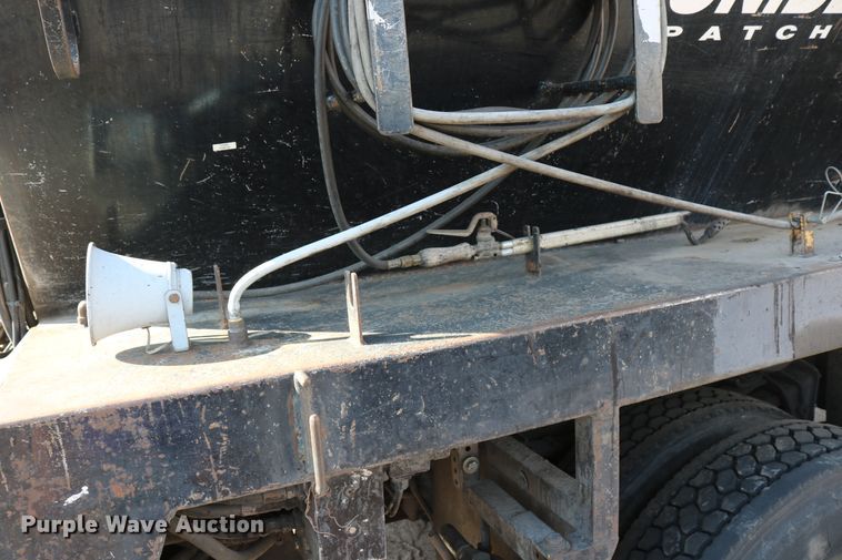 image for item DD6146 1996 International 4800  pothole patcher truck