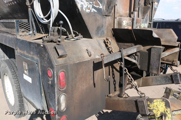 image for item DD6146 1996 International 4800  pothole patcher truck