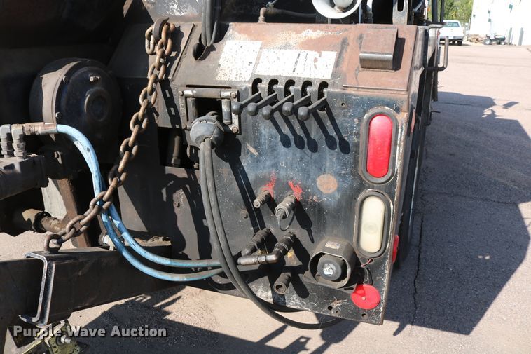 image for item DD6146 1996 International 4800  pothole patcher truck