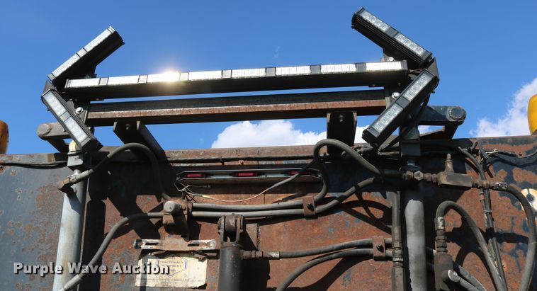 image for item DD6146 1996 International 4800  pothole patcher truck