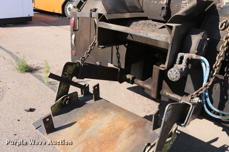 image for item DD6146 1996 International 4800  pothole patcher truck