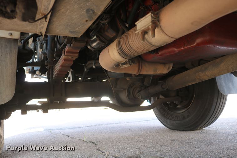 image for item DD6146 1996 International 4800  pothole patcher truck