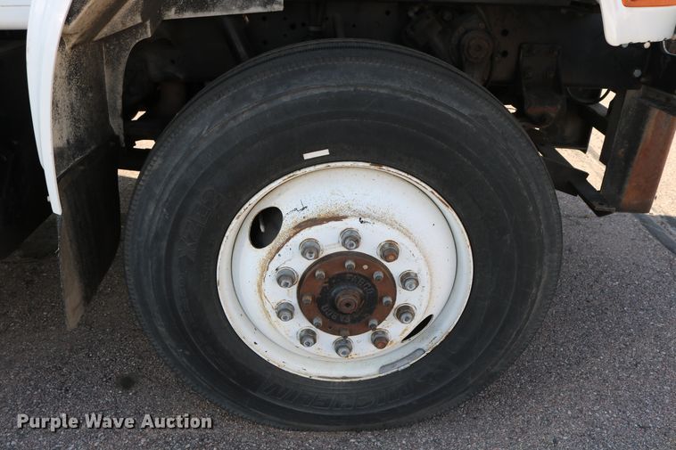 image for item DD6146 1996 International 4800  pothole patcher truck