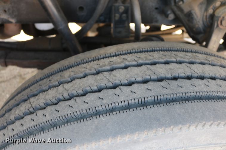 image for item DD6146 1996 International 4800  pothole patcher truck