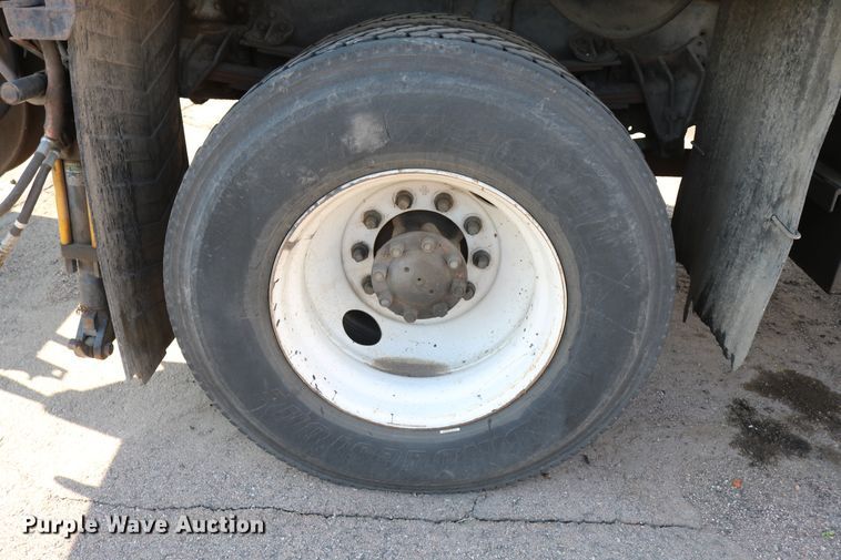 image for item DD6146 1996 International 4800  pothole patcher truck