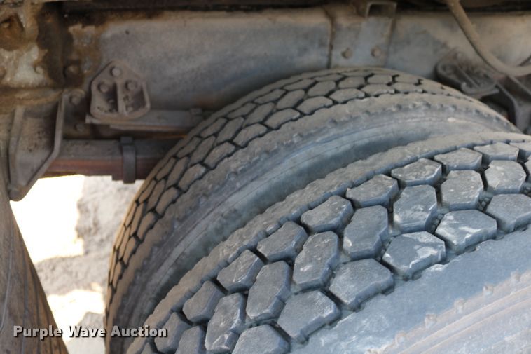 image for item DD6146 1996 International 4800  pothole patcher truck