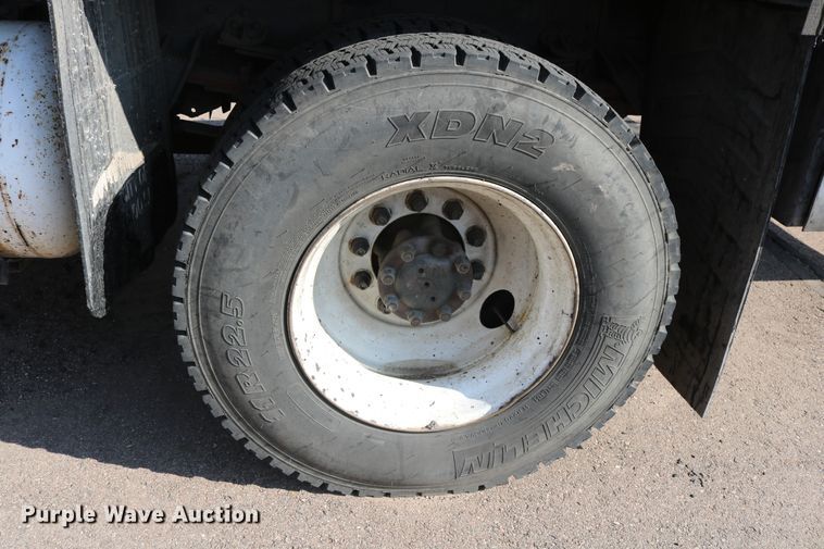 image for item DD6146 1996 International 4800  pothole patcher truck