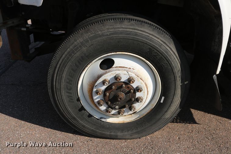 image for item DD6146 1996 International 4800  pothole patcher truck