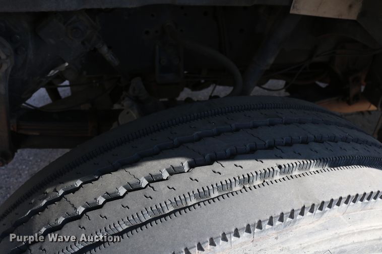 image for item DD6146 1996 International 4800  pothole patcher truck