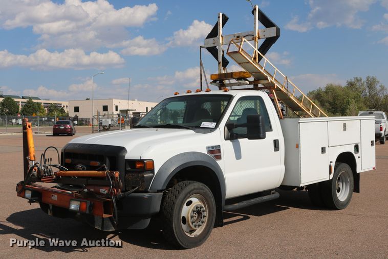 image for item DD6147 2009 Ford F550 Super Duty  utility truck with post puller