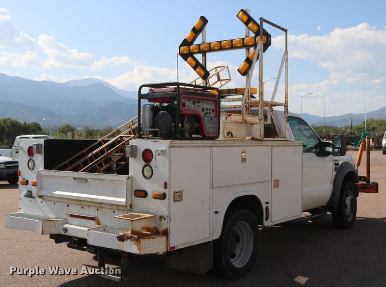image for item DD6147 2009 Ford F550 Super Duty  utility truck with post puller