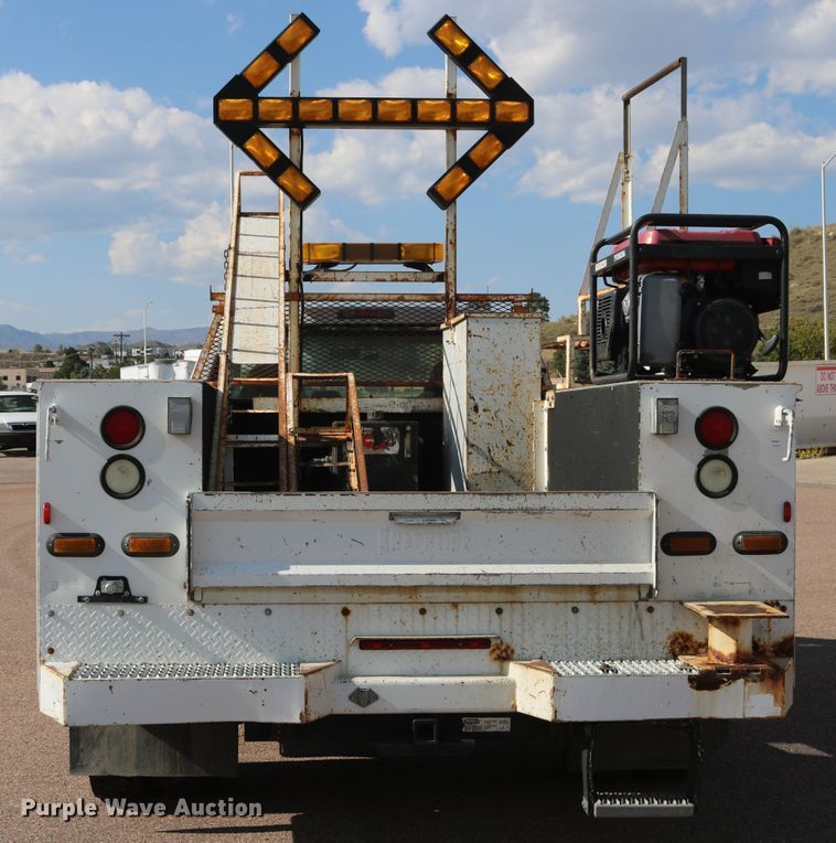 image for item DD6147 2009 Ford F550 Super Duty  utility truck with post puller