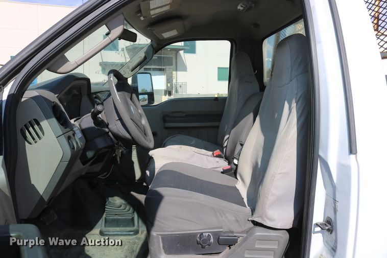 image for item DD6147 2009 Ford F550 Super Duty  utility truck with post puller