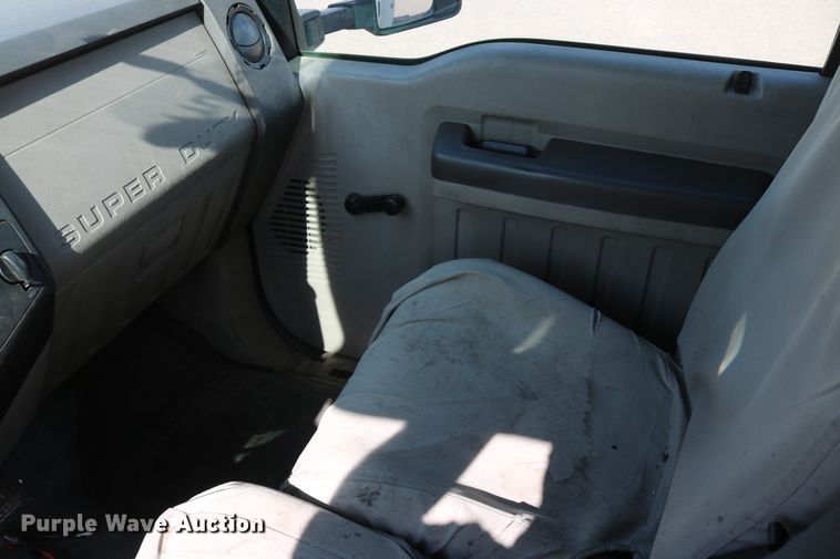 image for item DD6147 2009 Ford F550 Super Duty  utility truck with post puller