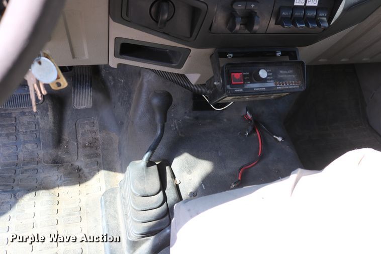 image for item DD6147 2009 Ford F550 Super Duty  utility truck with post puller