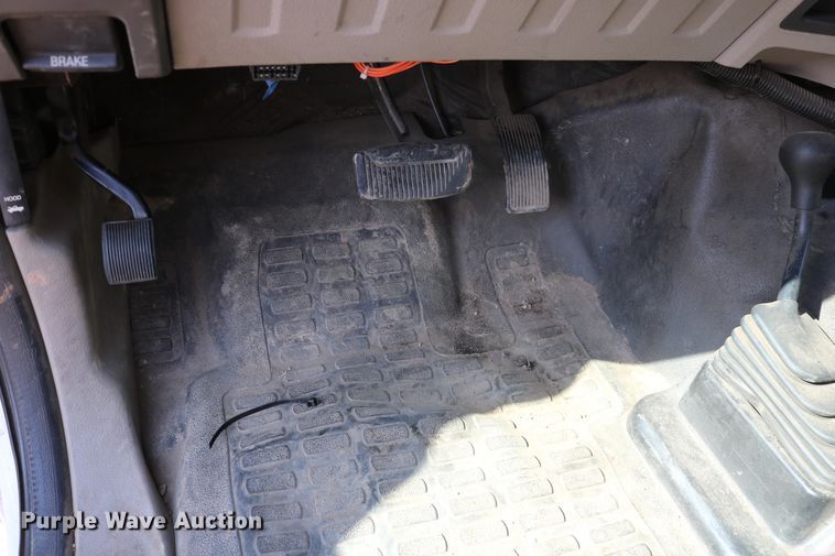 image for item DD6147 2009 Ford F550 Super Duty  utility truck with post puller