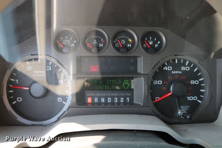 image for item DD6147 2009 Ford F550 Super Duty  utility truck with post puller