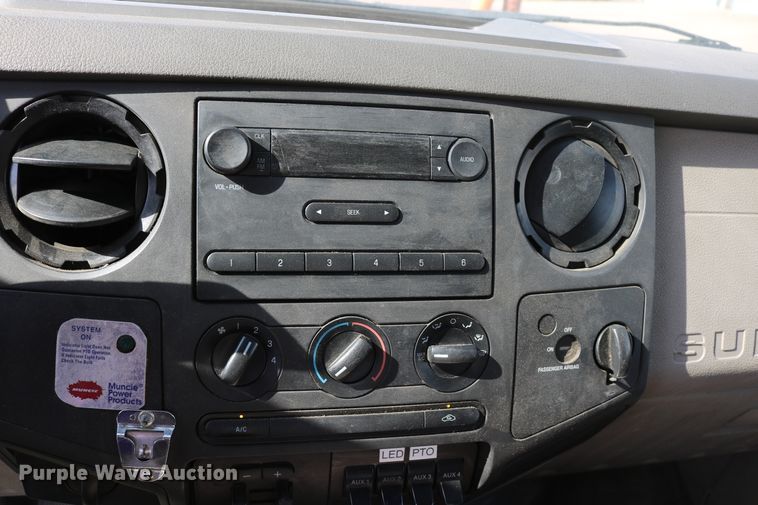 image for item DD6147 2009 Ford F550 Super Duty  utility truck with post puller