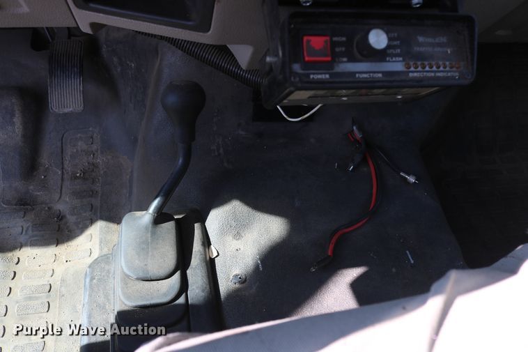 image for item DD6147 2009 Ford F550 Super Duty  utility truck with post puller