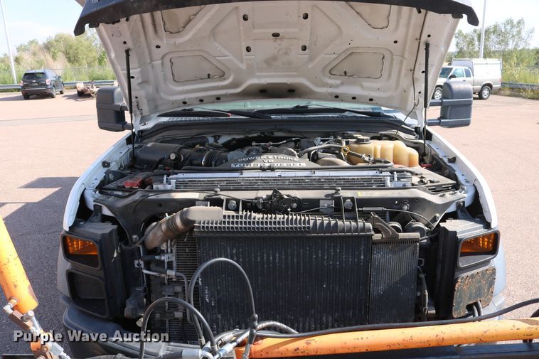 image for item DD6147 2009 Ford F550 Super Duty  utility truck with post puller