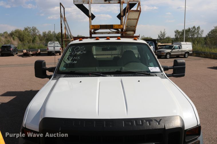 image for item DD6147 2009 Ford F550 Super Duty  utility truck with post puller