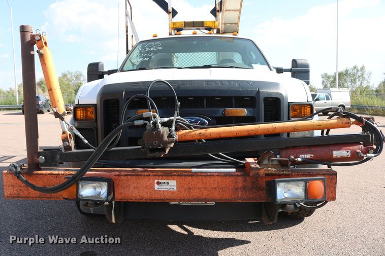 image for item DD6147 2009 Ford F550 Super Duty  utility truck with post puller