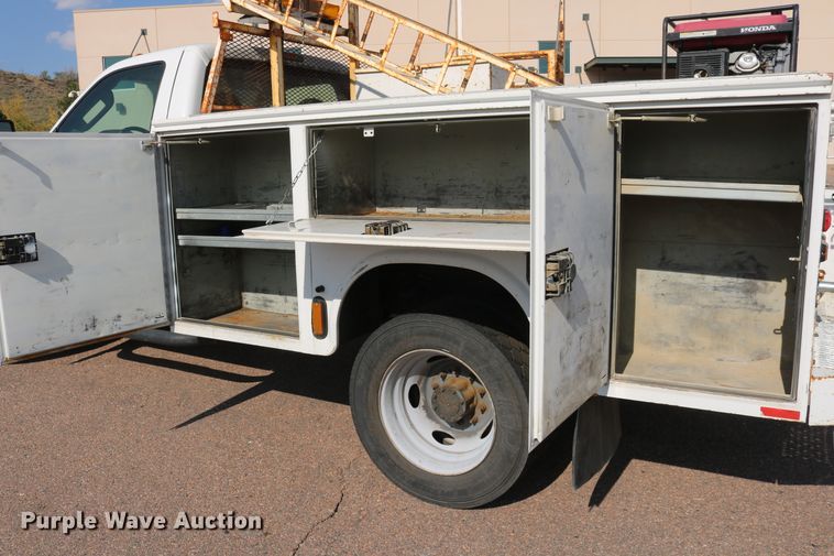 image for item DD6147 2009 Ford F550 Super Duty  utility truck with post puller