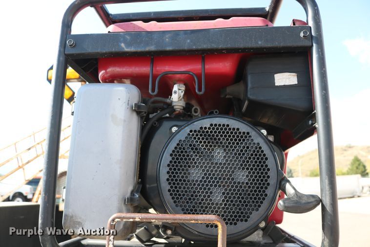 image for item DD6147 2009 Ford F550 Super Duty  utility truck with post puller