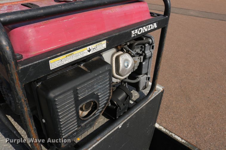 image for item DD6147 2009 Ford F550 Super Duty  utility truck with post puller