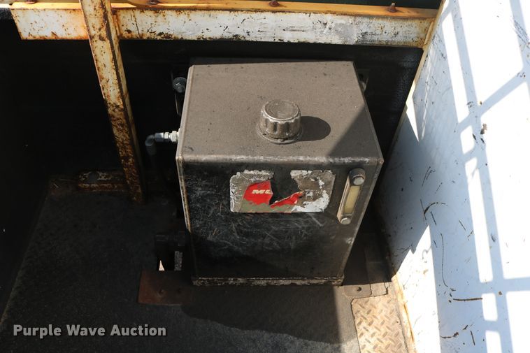 image for item DD6147 2009 Ford F550 Super Duty  utility truck with post puller